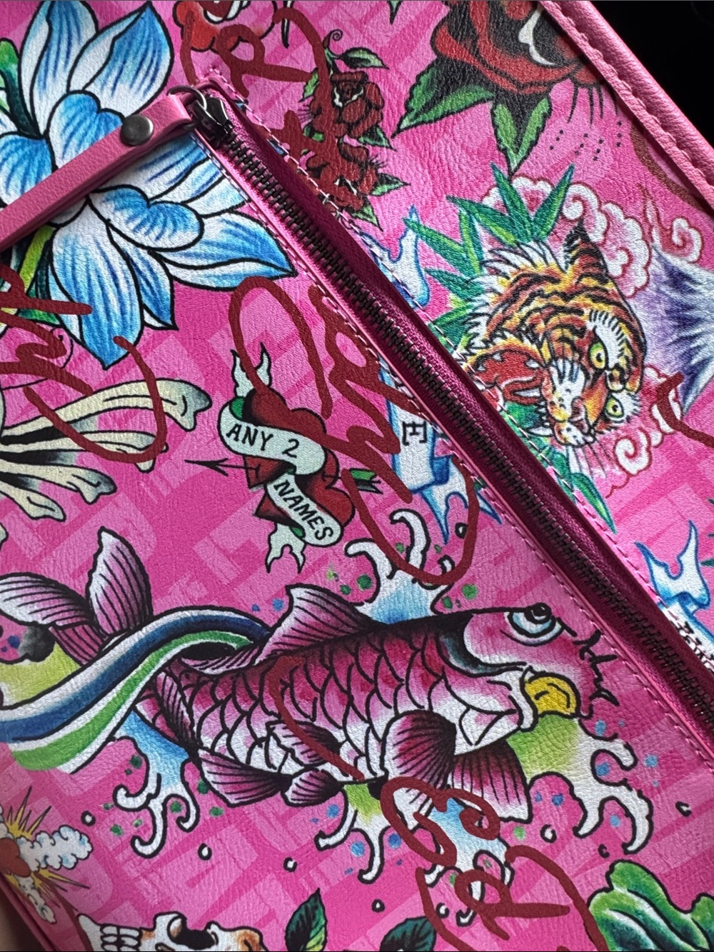 The Ed Hardy “Love Kills Slowly” Pink Straw Tote with Floral & Skull Graphic - Picture 11 of 12